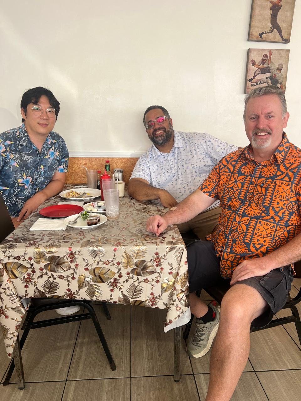 식당 테이블에 함께 앉은 에릭 지 선교사와 IFES 태평양 지역 디렉터 데이빗, 동행한 한 사람