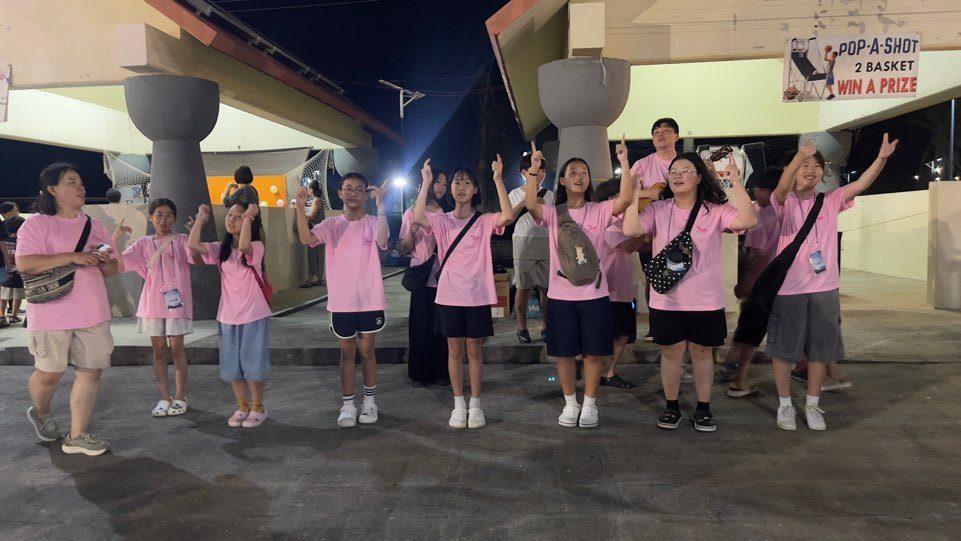 차모로 빌리지 야시장에서 찬양하며 율동하는 주안장로교회 비전트립 팀