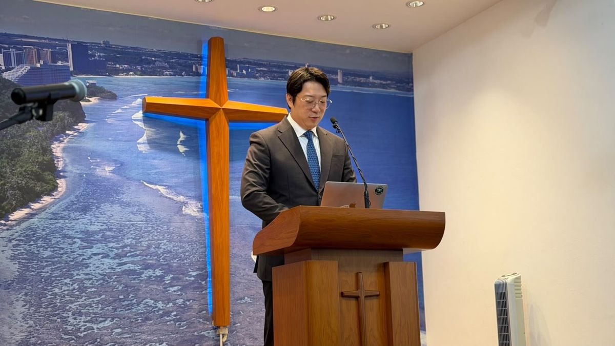 괌늘푸른교회 강단에서 설교하는 에릭 지 목사